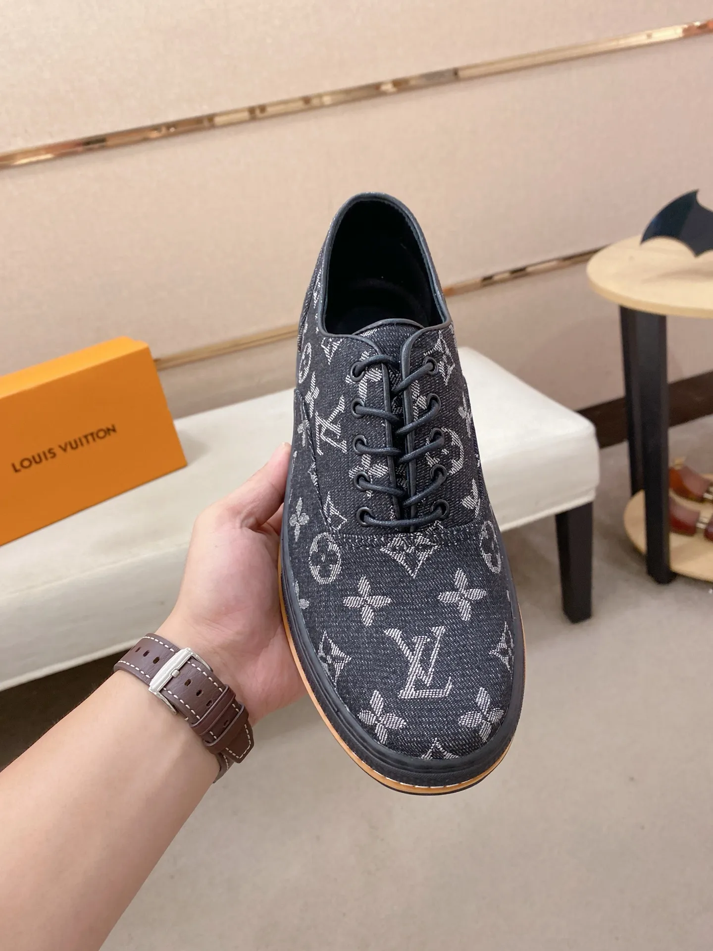 Men's shoes💰 420💰Louis Vuitton (Louis Vuitton/LV) top 🔍🔍 new models are on sale at the same time, the upper 🇮🇹 imported first-layer cowhide from Italy, fully imported sheepskin lining 💪💪, completely 1⃣️ to 1 ⃣️Re-engraved🇮🇹💪💪, ⚠Sole: The original sole is specially provided by the original factory, the exclusive movable molded sole is super comfortable, ⚠The original factory follows the order, 🔍🔍high quality, you can enter and exit the counter at will, welcome to compare⚠. Code number:38-44